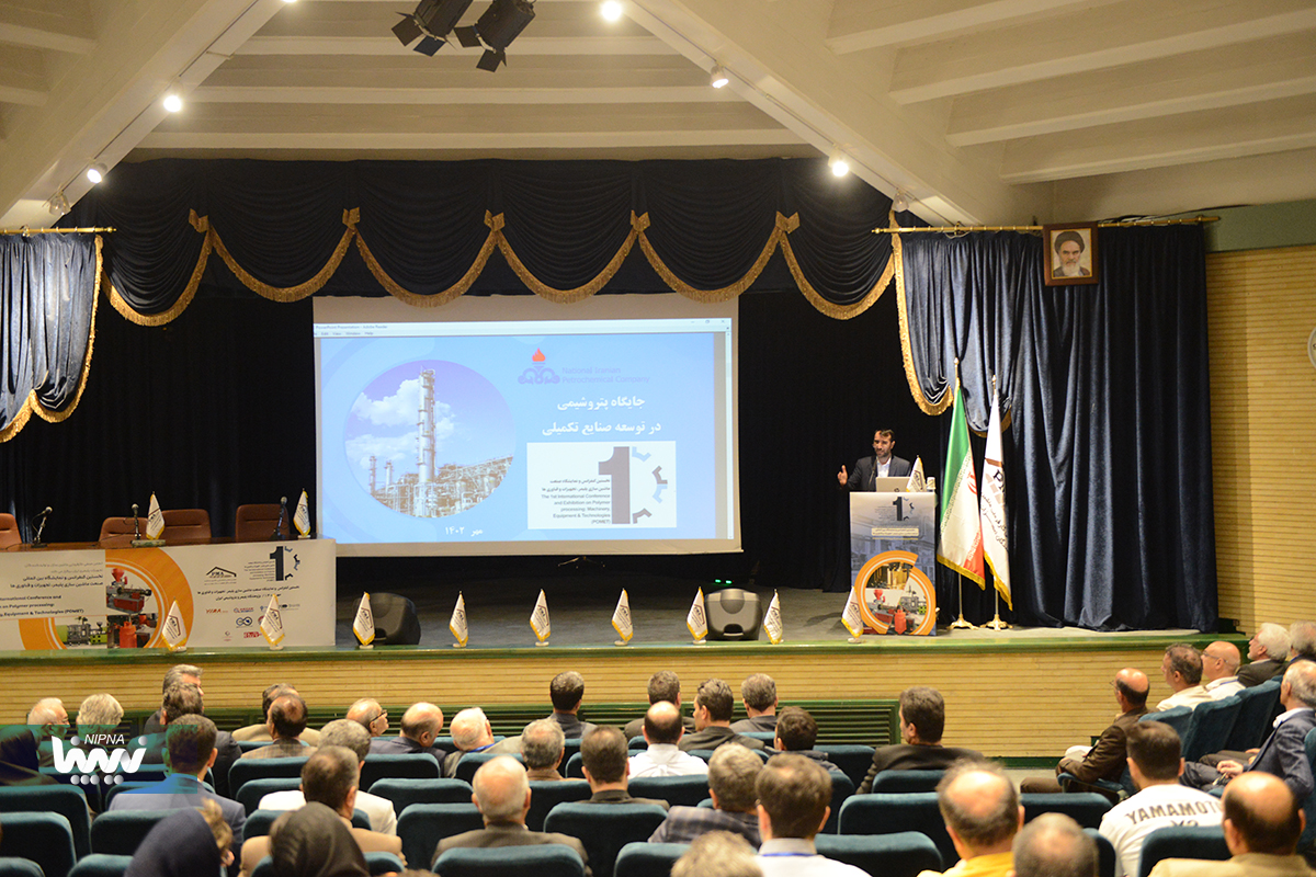 حضور مهندس شاهمیرزایی معاون وزیر نفت و مدیرعامل شرکت ملی صنایع پتروشیمی در نخستین کنفرانس صنعت ماشین سازی پلیمر، تجهیزات و فناوری ها 7