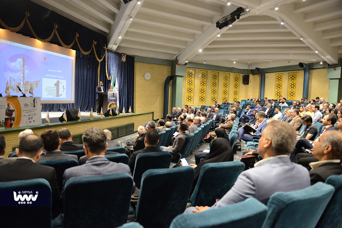 حضور مهندس شاهمیرزایی معاون وزیر نفت و مدیرعامل شرکت ملی صنایع پتروشیمی در نخستین کنفرانس صنعت ماشین سازی پلیمر، تجهیزات و فناوری ها 8