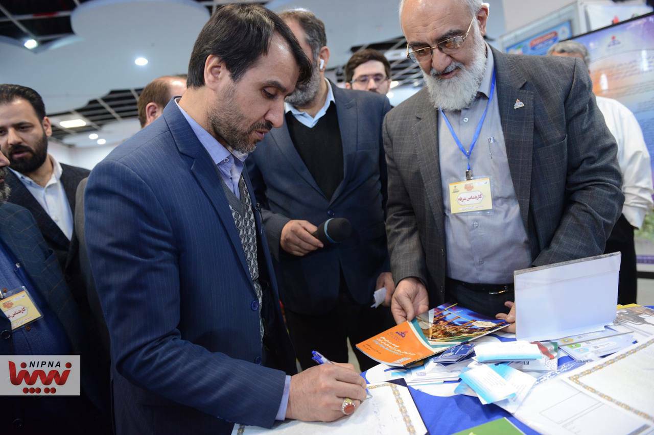 بازدیدمهندس شاهمیرزایی معاون وزیر نفت و مدیر عامل شرکت ملی صنایع پتروشیمی از نمایشگاه روایت پیشرفت در مشهدمقدس 4