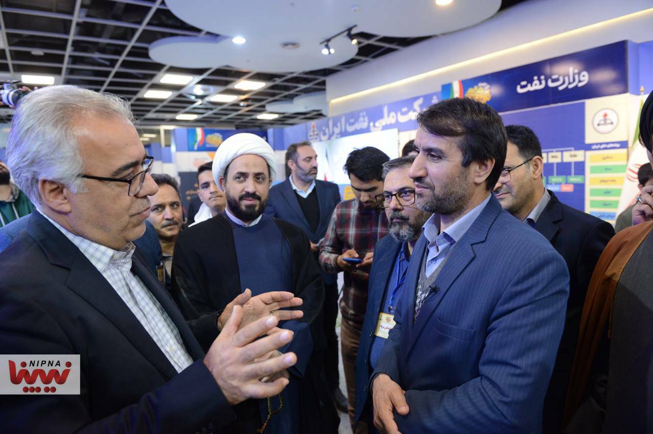بازدیدمهندس شاهمیرزایی معاون وزیر نفت و مدیر عامل شرکت ملی صنایع پتروشیمی از نمایشگاه روایت پیشرفت در مشهدمقدس 6