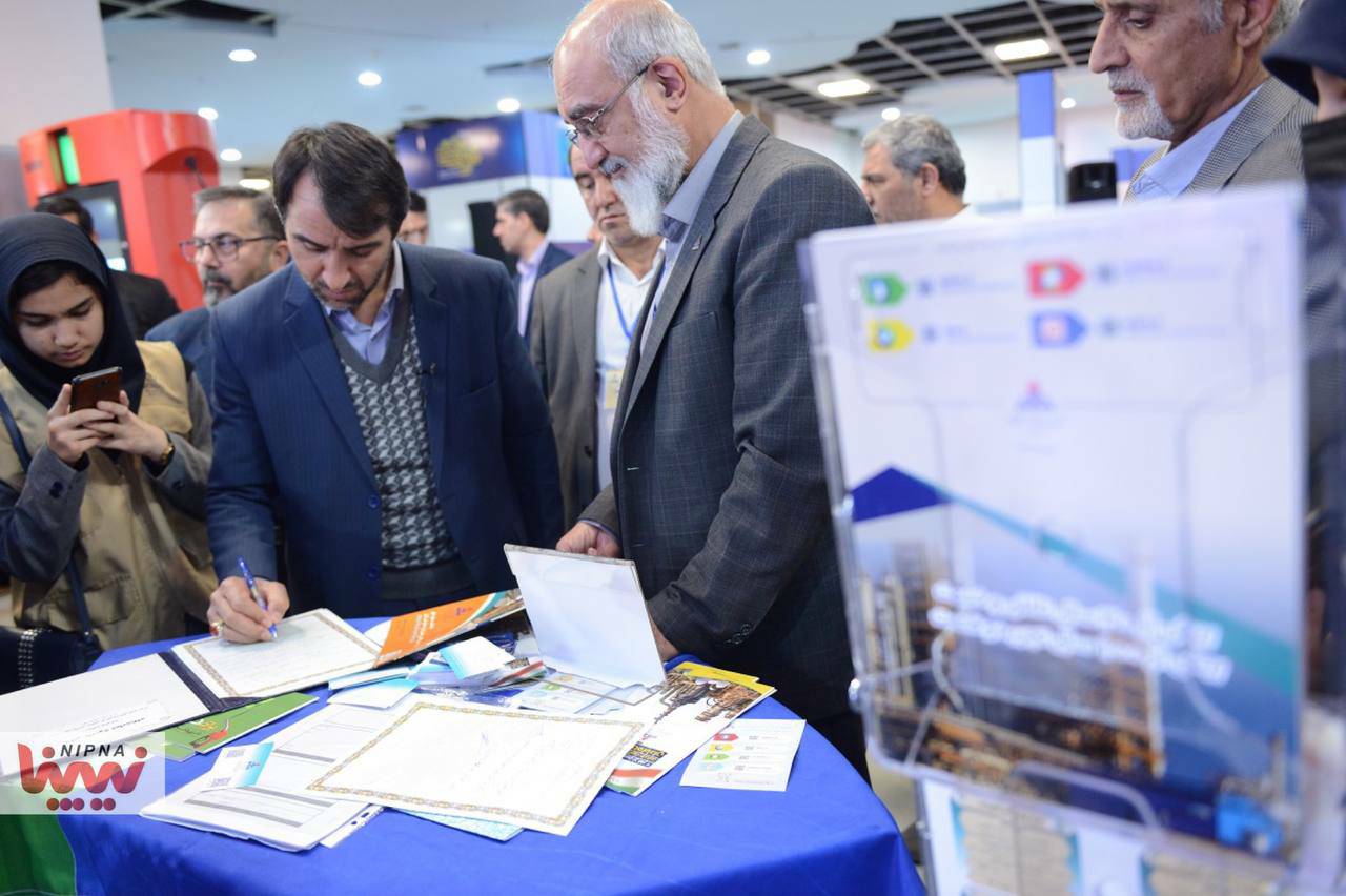 بازدیدمهندس شاهمیرزایی معاون وزیر نفت و مدیر عامل شرکت ملی صنایع پتروشیمی از نمایشگاه روایت پیشرفت در مشهدمقدس 8