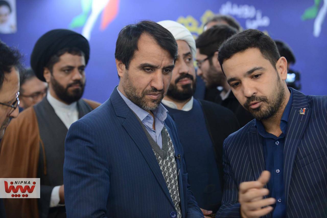 بازدیدمهندس شاهمیرزایی معاون وزیر نفت و مدیر عامل شرکت ملی صنایع پتروشیمی از نمایشگاه روایت پیشرفت در مشهدمقدس 9