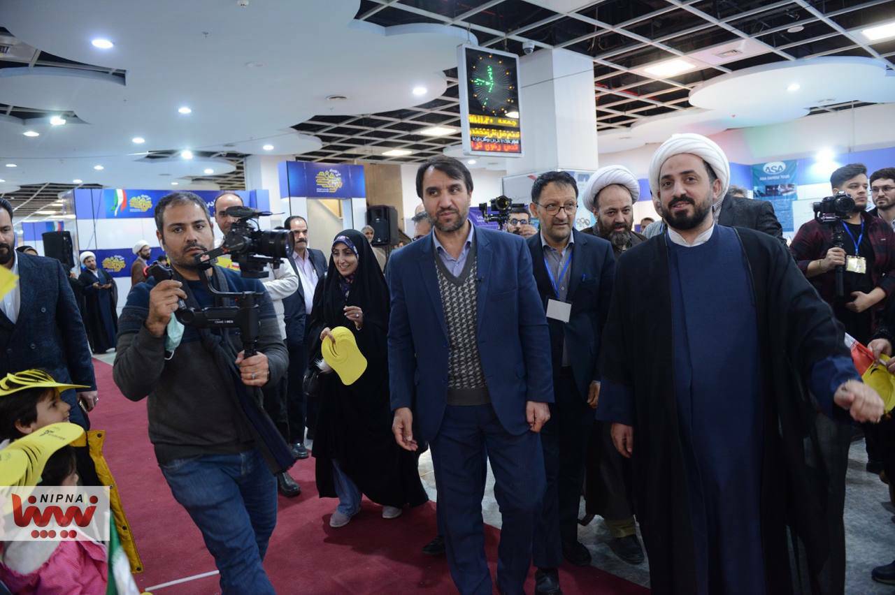 بازدیدمهندس شاهمیرزایی معاون وزیر نفت و مدیر عامل شرکت ملی صنایع پتروشیمی از نمایشگاه روایت پیشرفت در مشهدمقدس 10