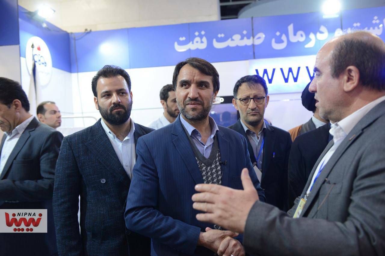 بازدیدمهندس شاهمیرزایی معاون وزیر نفت و مدیر عامل شرکت ملی صنایع پتروشیمی از نمایشگاه روایت پیشرفت در مشهدمقدس 12