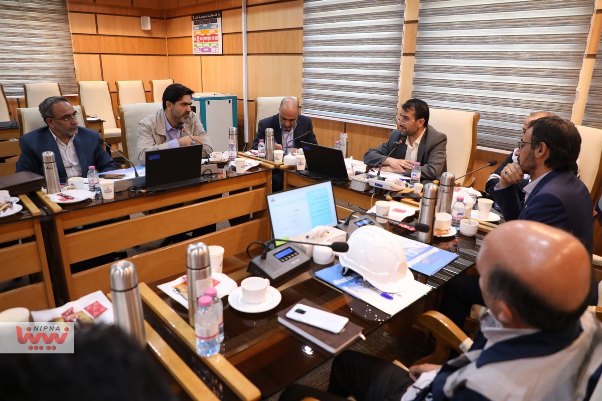 نشست مهندس شاهمیرزایی معاون وزیر نفت و مدیرعامل شرکت ملی صنایع پتروشیمی با مدیران شرکت پتروشیمی فن آوران 1