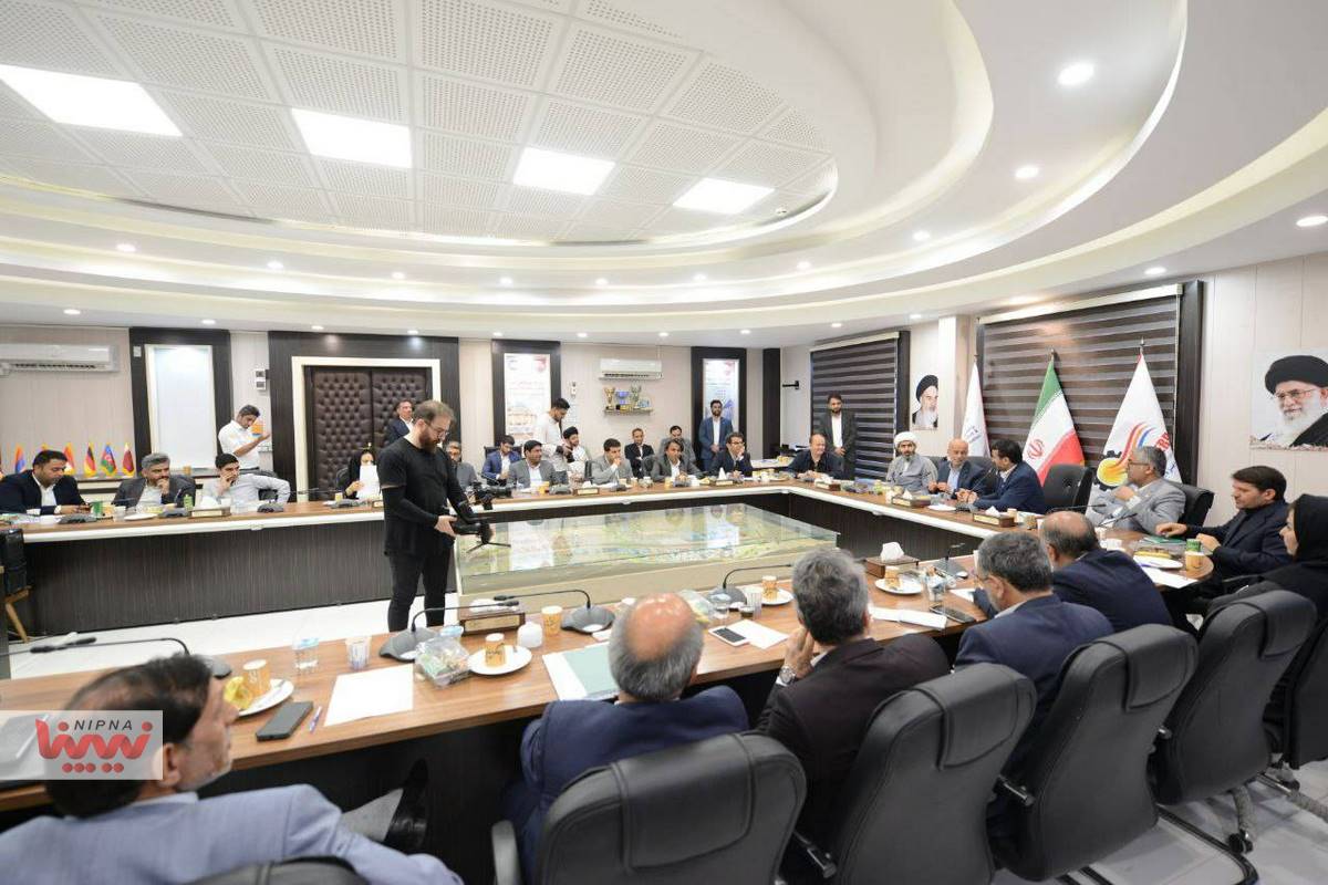 نشست معاون وزیر نفت و مدیرعامل شرکت ملی صنایع پتروشیمی با مدیران و مجریان طرح های پتروشیمی منطقه لامرد 3