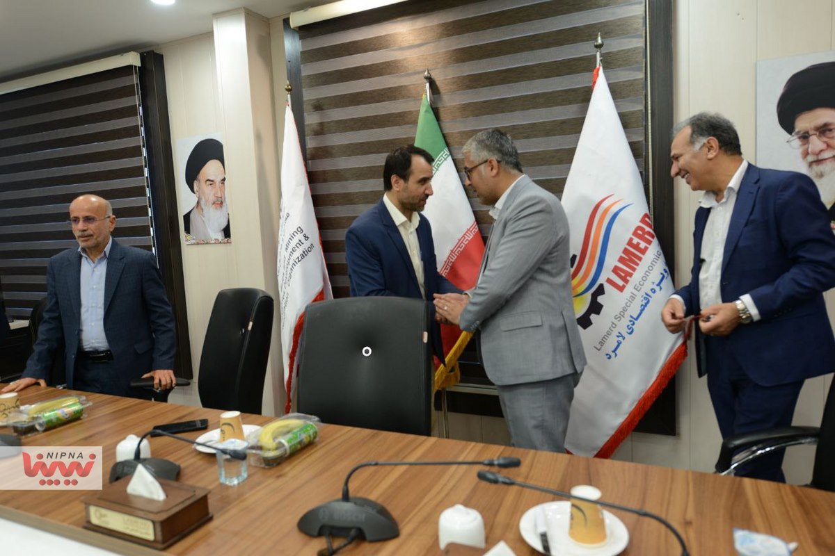 نشست معاون وزیر نفت و مدیرعامل شرکت ملی صنایع پتروشیمی با مدیران و مجریان طرح های پتروشیمی منطقه لامرد 6