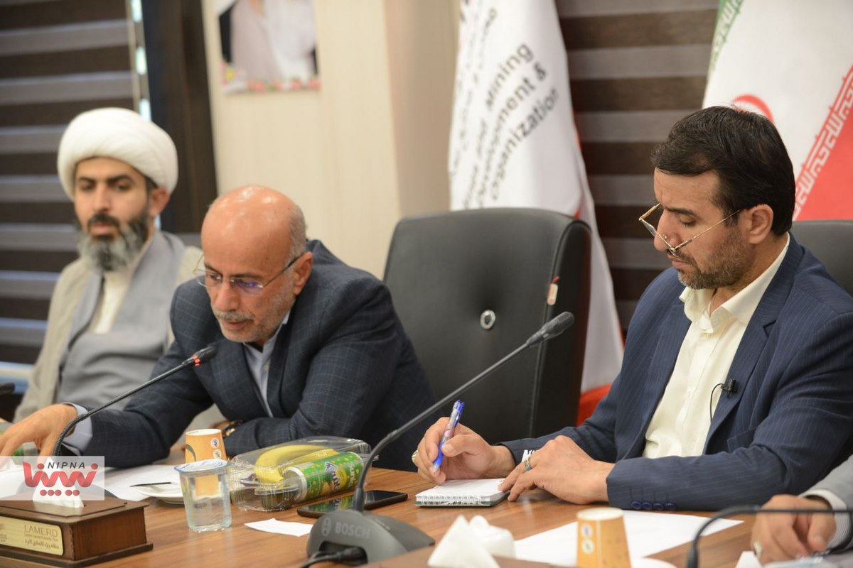 نشست معاون وزیر نفت و مدیرعامل شرکت ملی صنایع پتروشیمی با مدیران و مجریان طرح های پتروشیمی منطقه لامرد 7