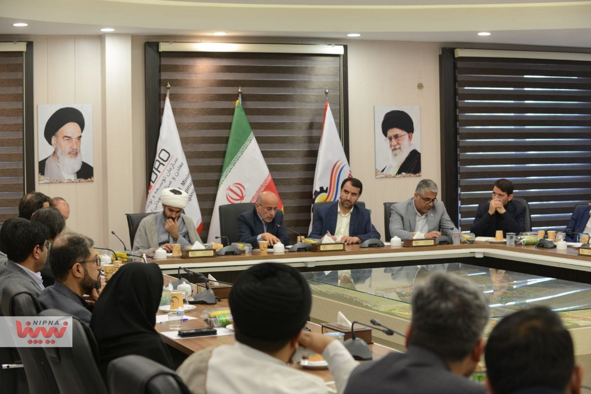 نشست معاون وزیر نفت و مدیرعامل شرکت ملی صنایع پتروشیمی با مدیران و مجریان طرح های پتروشیمی منطقه لامرد 8