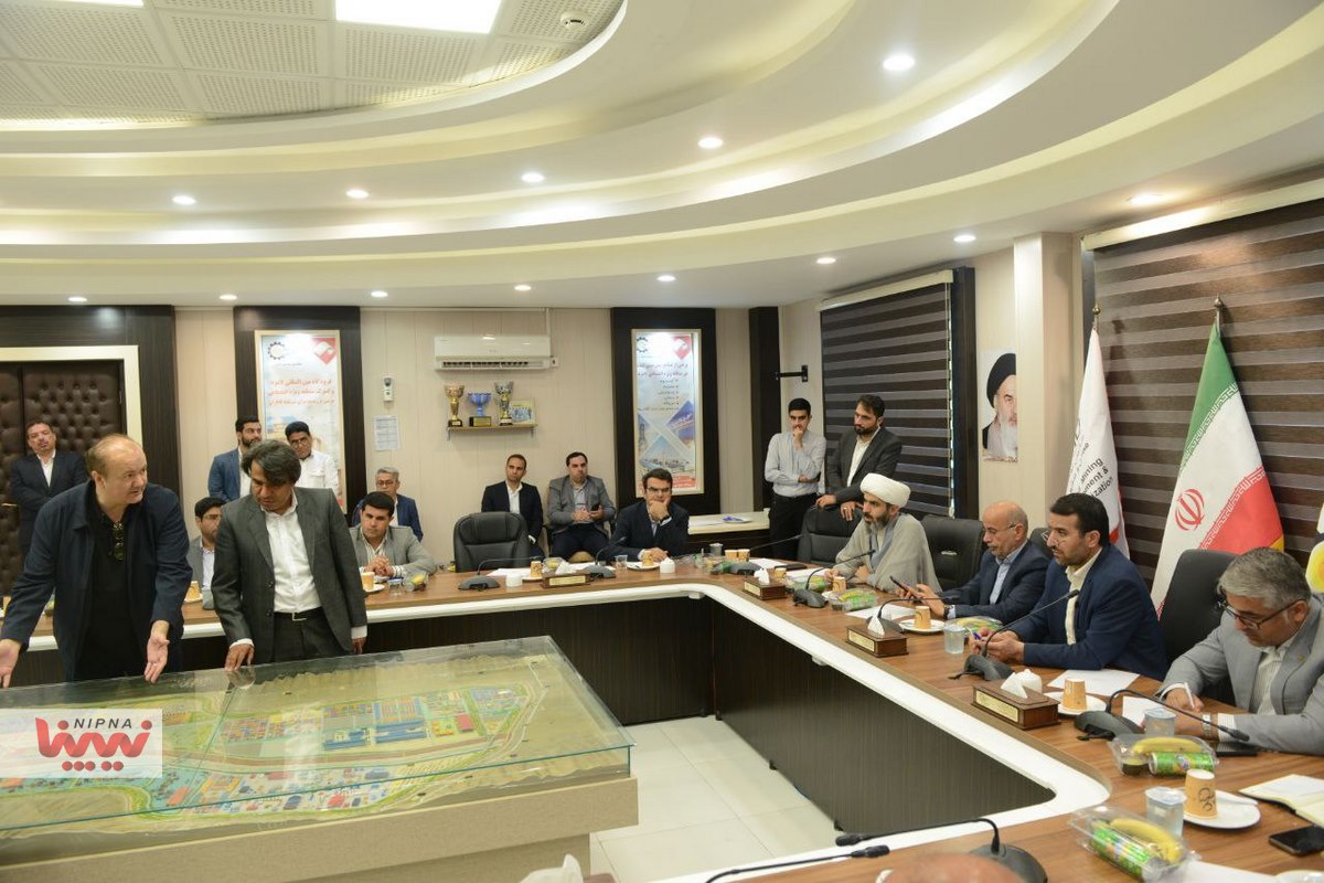 نشست معاون وزیر نفت و مدیرعامل شرکت ملی صنایع پتروشیمی با مدیران و مجریان طرح های پتروشیمی منطقه لامرد 9