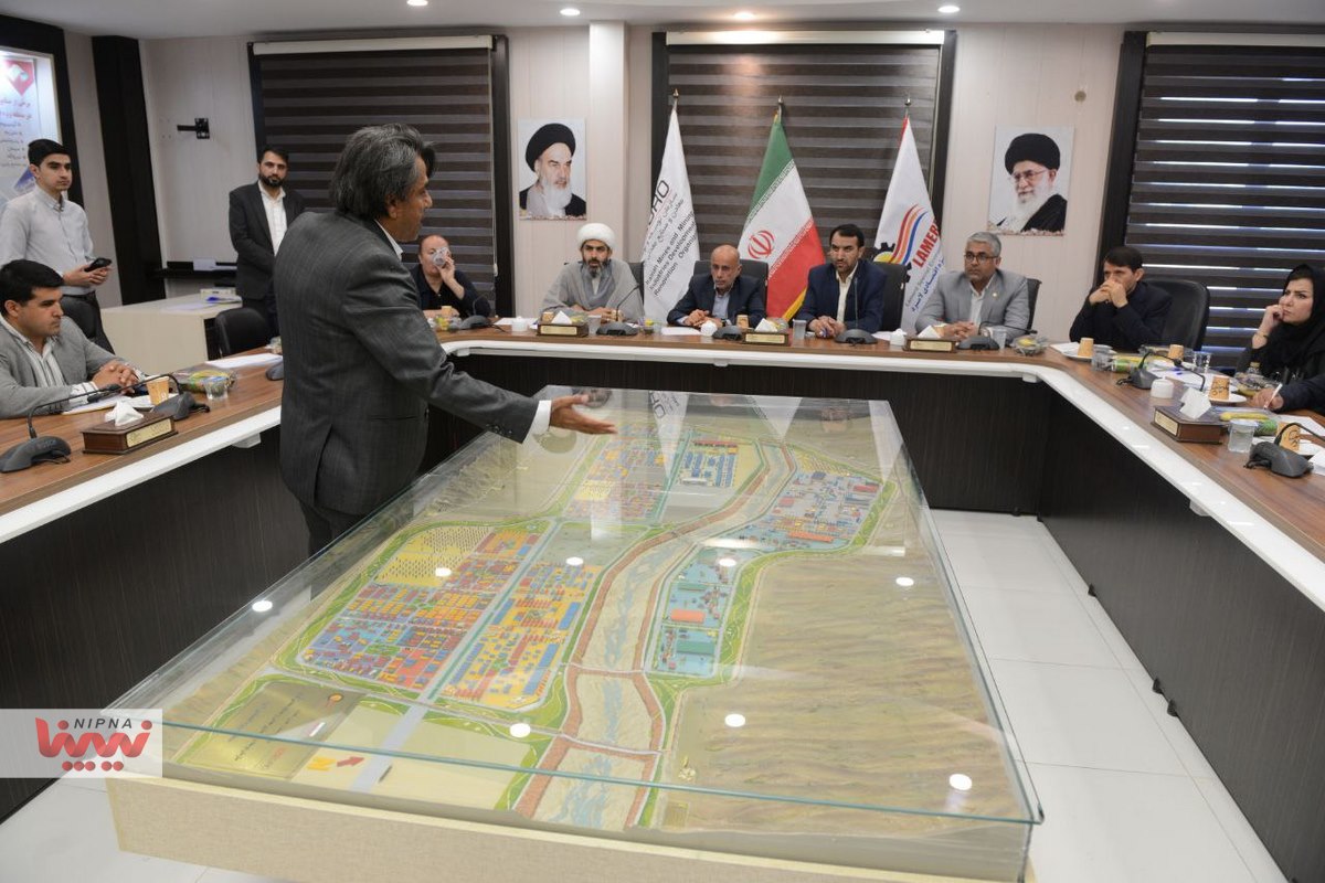 نشست معاون وزیر نفت و مدیرعامل شرکت ملی صنایع پتروشیمی با مدیران و مجریان طرح های پتروشیمی منطقه لامرد 10