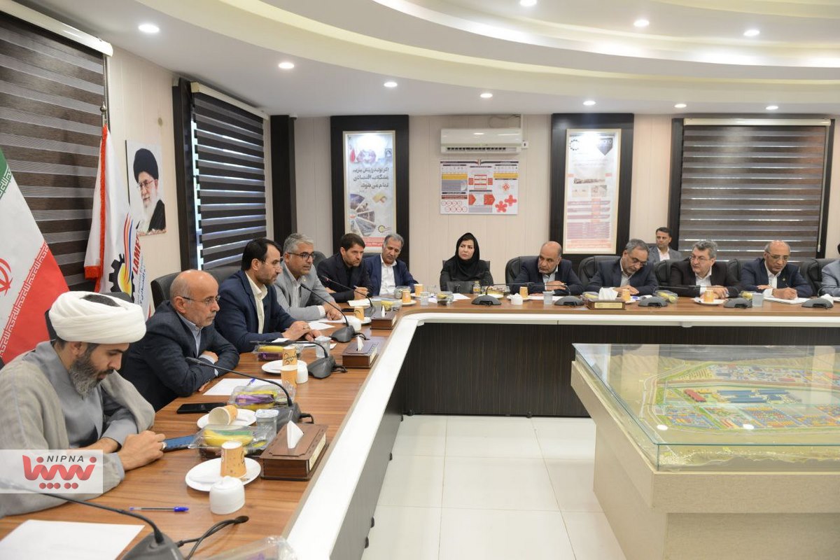 نشست معاون وزیر نفت و مدیرعامل شرکت ملی صنایع پتروشیمی با مدیران و مجریان طرح های پتروشیمی منطقه لامرد 11