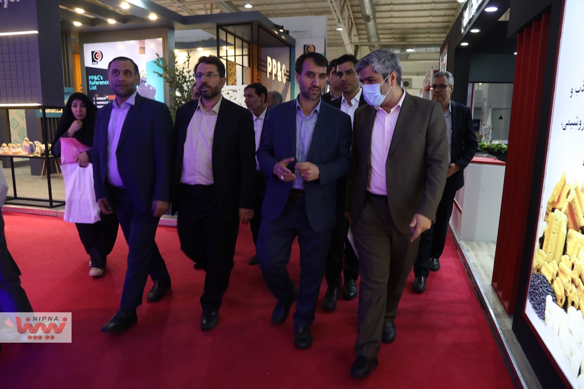 بازدید معاون وزیر نفت و مدیرعامل شرکت ملی صنایع پتروشیمی از بیست و هشتمین نمایشگاه بین المللی نفت، گاز، پالایش و پتروشیمی (روز سوم، سالن 38B) 24