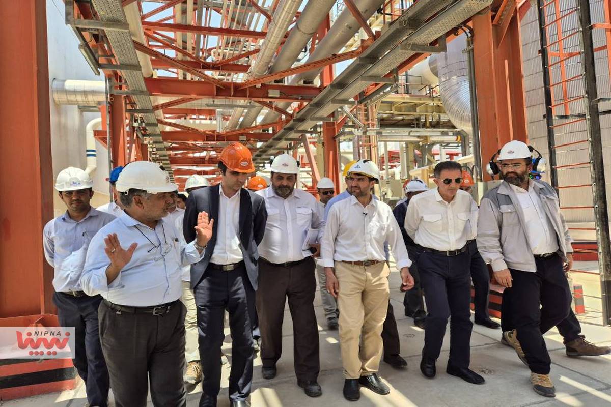 بازدید معاون وزیر نفت و مدیرعامل شرکت ملی صنایع پتروشیمی از روند پیشرفت طرح های پتروشیمی در عسلویه (2) 9