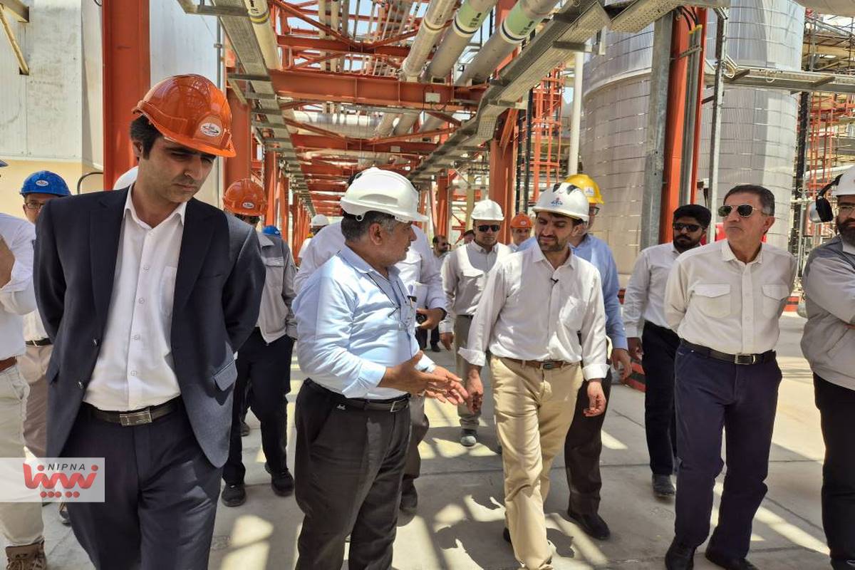 بازدید معاون وزیر نفت و مدیرعامل شرکت ملی صنایع پتروشیمی از روند پیشرفت طرح های پتروشیمی در عسلویه (2) 11