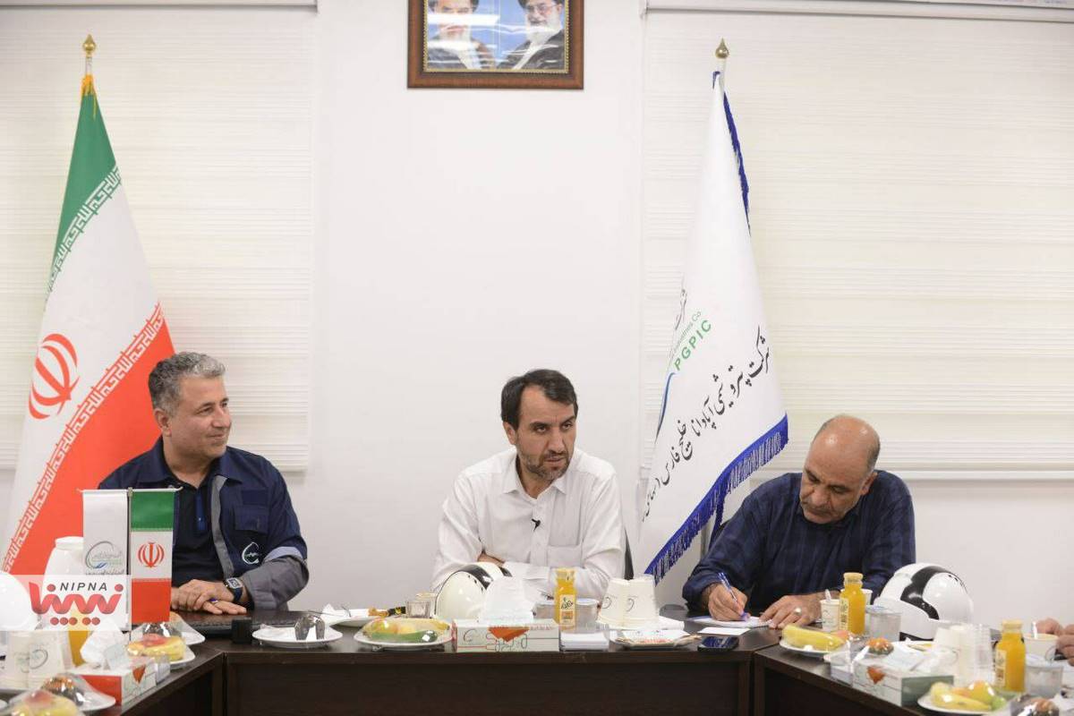 بازدید معاون وزیر نفت و مدیرعامل شرکت ملی صنایع پتروشیمی از روند پیشرفت طرح های پتروشیمی در عسلویه (2) 12