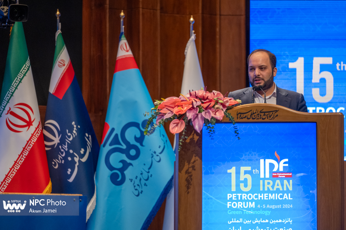 جلسه سرمایه گذاری و توسعه صنایع پتروشیمی (پانزدهمین همایش بین المللی صنعت پتروشیمی ایران (IPF)) 12