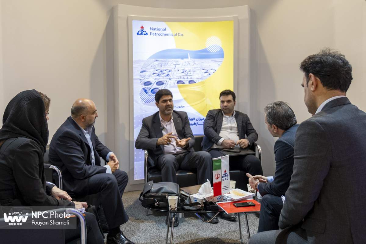 غرفه شرکت ملی صنایع پتروشیمی در اولین روز از هجدهمین نمایشگاه بین‌المللی ایران‌پلاست 59