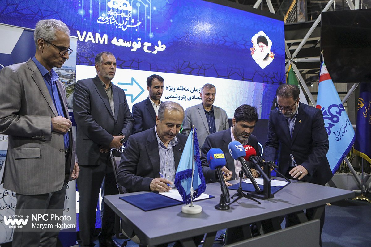 مراسم امضای قرارداد و تفاهم نامه و رونمایی از محصول شرکت ملی صنایع پتروشیمی 14