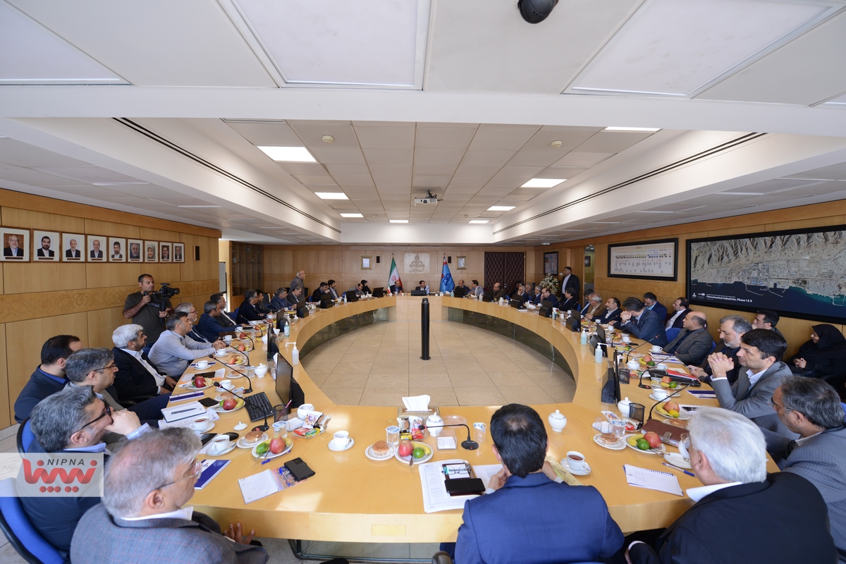 نشست هم اندیشی سرپرست شرکت ملی صنایع پتروشیمی با مدیران عامل هلدینگ ها و فعالان صنعت پتروشیمی 13