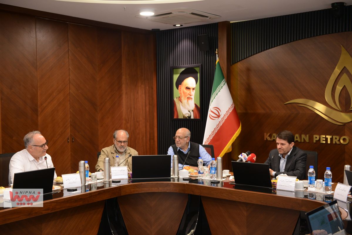 نشست بررسی روند پیشرفت طرح های پتروشیمی پتروپالایش کنگان با حضور معاون وزیر نفت در امور پتروشیمی 4