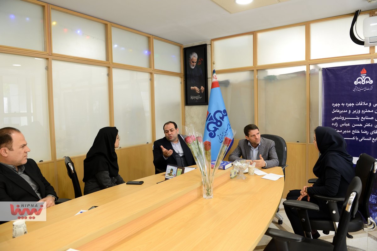 دیدار و ملاقات چهره به چهره معاون وزیر و مدیرعامل شرکت ملی صنایع پتروشیمی و مدیر توسعه منابع انسانی با کارکنان (میز خدمت) 9