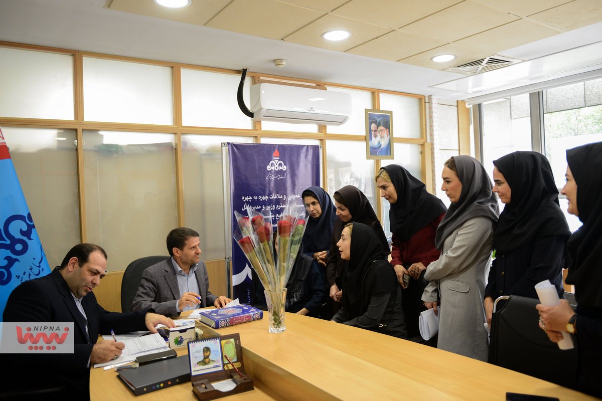 دیدار و ملاقات چهره به چهره معاون وزیر و مدیرعامل شرکت ملی صنایع پتروشیمی و مدیر توسعه منابع انسانی با کارکنان (میز خدمت) 12