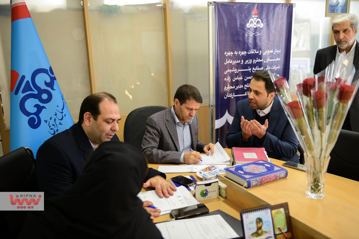 دیدار و ملاقات چهره به چهره معاون وزیر و مدیرعامل شرکت ملی صنایع پتروشیمی و مدیر توسعه منابع انسانی با کارکنان (میز خدمت) 13