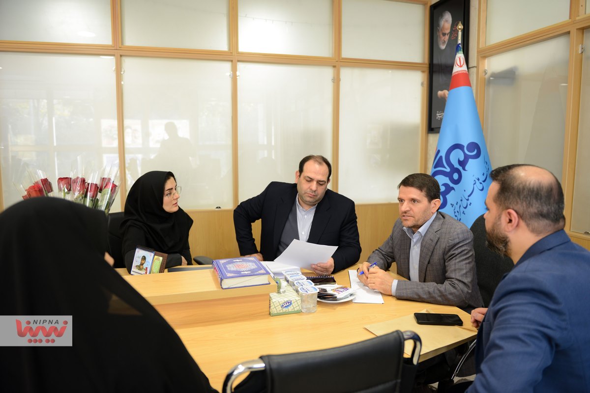 دیدار و ملاقات چهره به چهره معاون وزیر و مدیرعامل شرکت ملی صنایع پتروشیمی و مدیر توسعه منابع انسانی با کارکنان (میز خدمت) 15