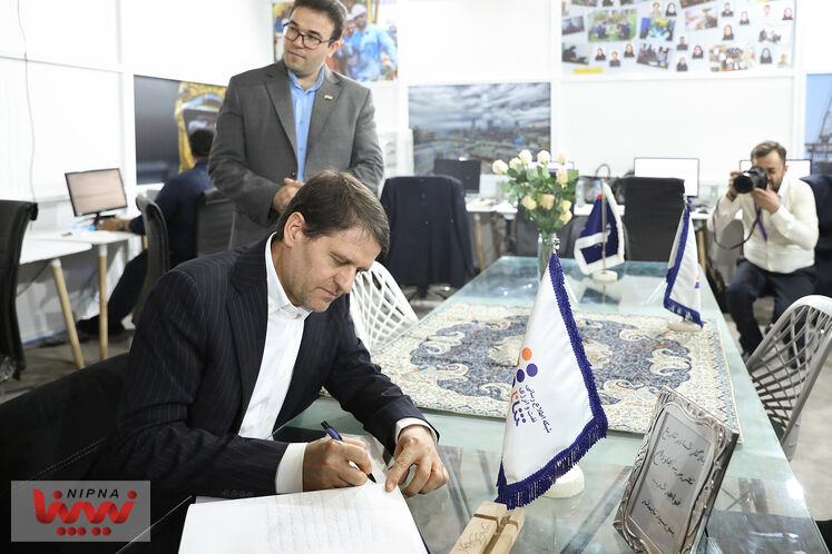 بازدید مدیرعامل شرکت ملی صنایع پتروشیمی از تحریریه رسانه های وزارت نفت 8