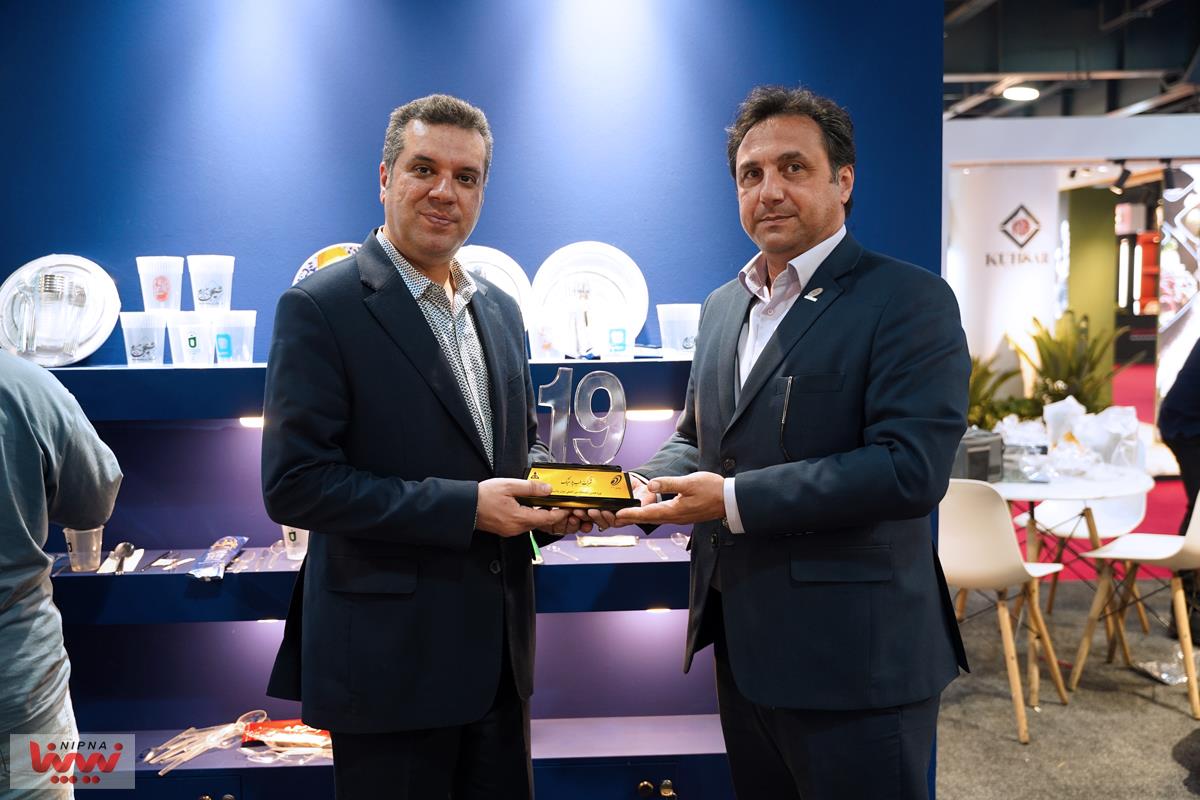 اهدای تندیس یادبود نوزدهمین نمایشگاه بین المللی ایران پلاست به حامیان نمایشگاه 9