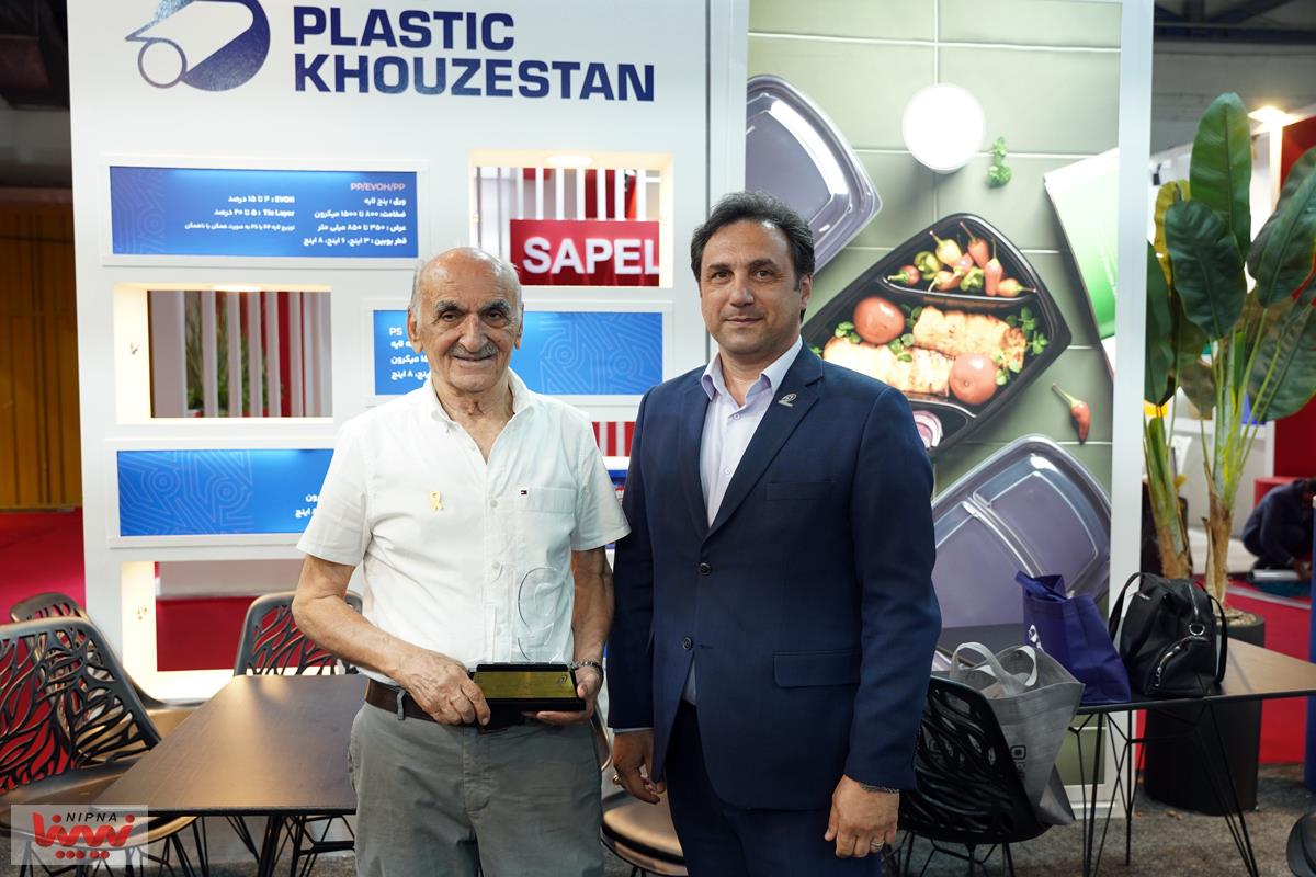 اهدای تندیس یادبود نوزدهمین نمایشگاه بین المللی ایران پلاست به حامیان نمایشگاه 8