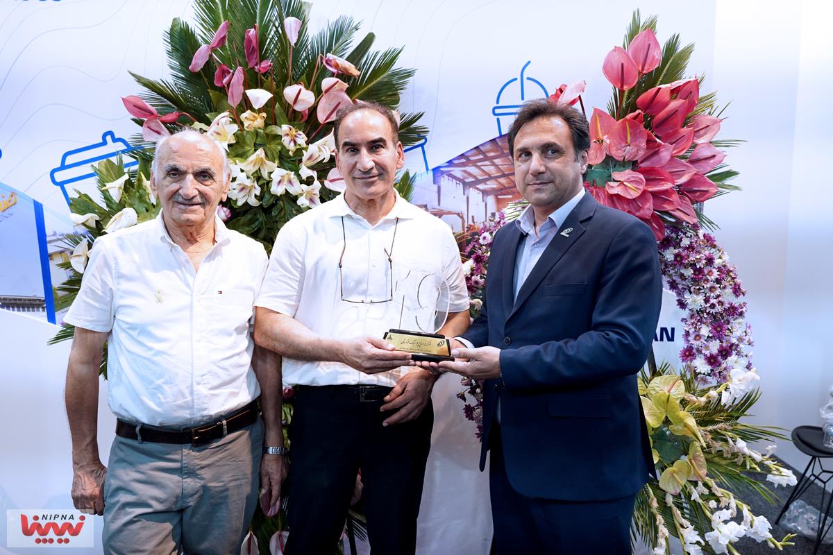 اهدای تندیس یادبود نوزدهمین نمایشگاه بین المللی ایران پلاست به حامیان نمایشگاه 7