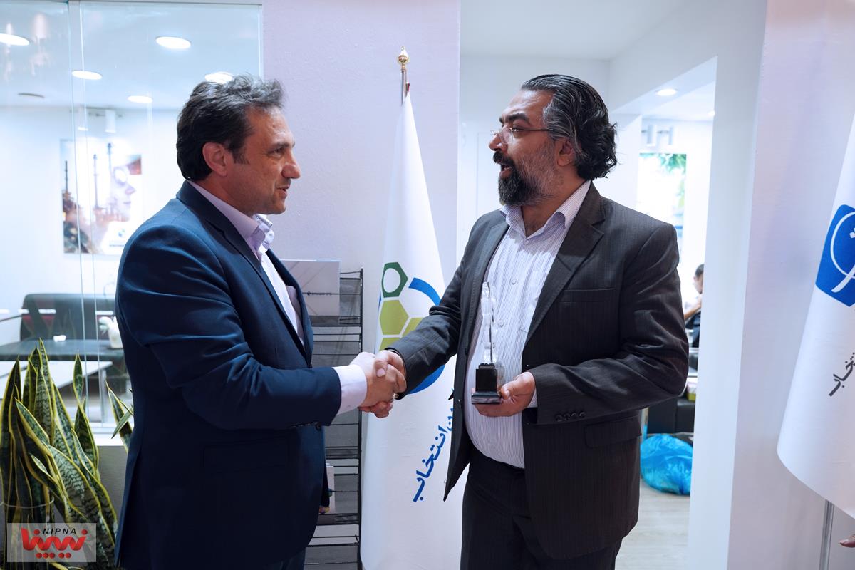 اهدای تندیس یادبود نوزدهمین نمایشگاه بین المللی ایران پلاست به حامیان نمایشگاه 5