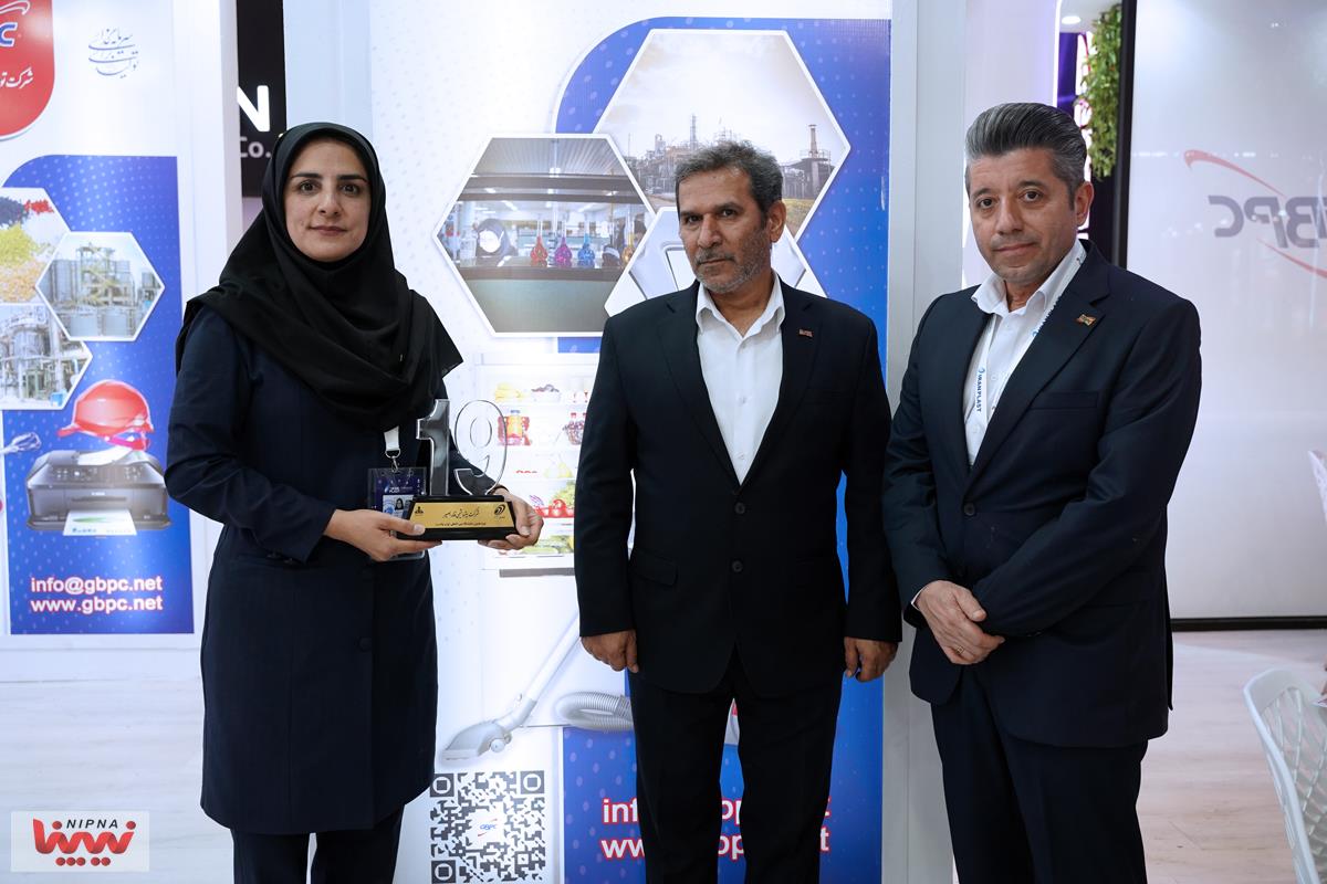 اهدای تندیس یادبود نوزدهمین نمایشگاه بین المللی ایران پلاست به حامیان نمایشگاه 4