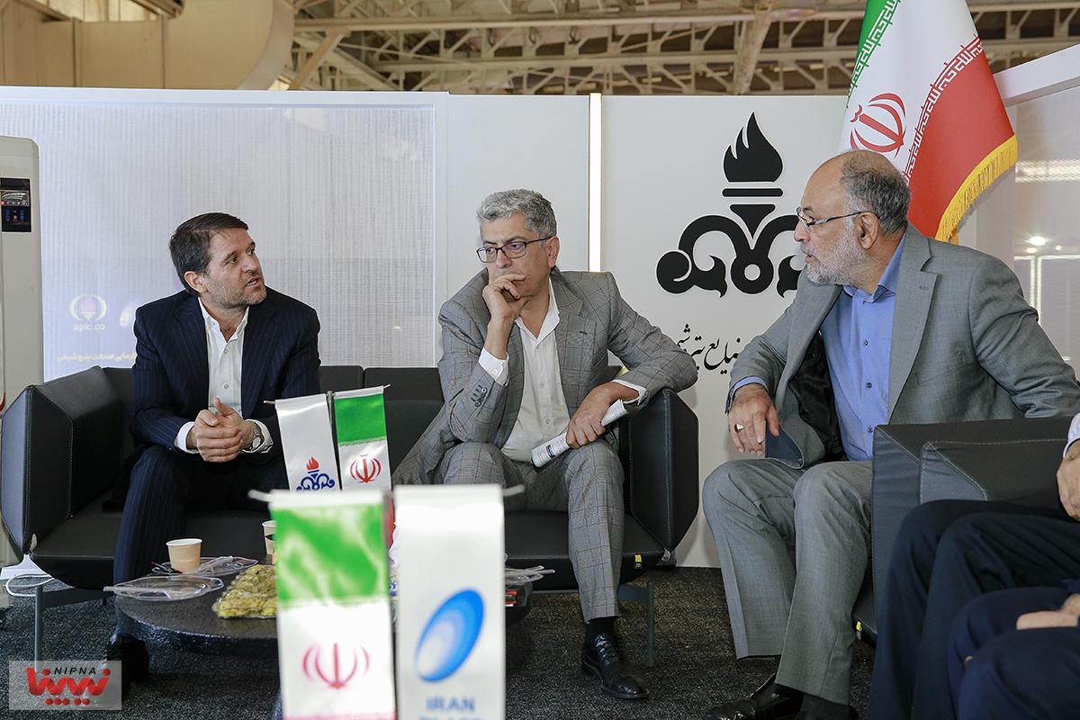 بازدید مدیرعامل شرکت ملی صنایع پتروشیمی از سالن 8 و 9 و غرفه NPC 21