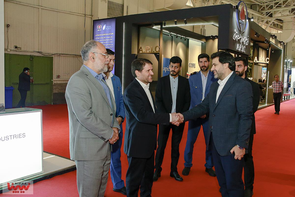بازدید مدیرعامل شرکت ملی صنایع پتروشیمی از سالن 8 و 9 و غرفه NPC 16