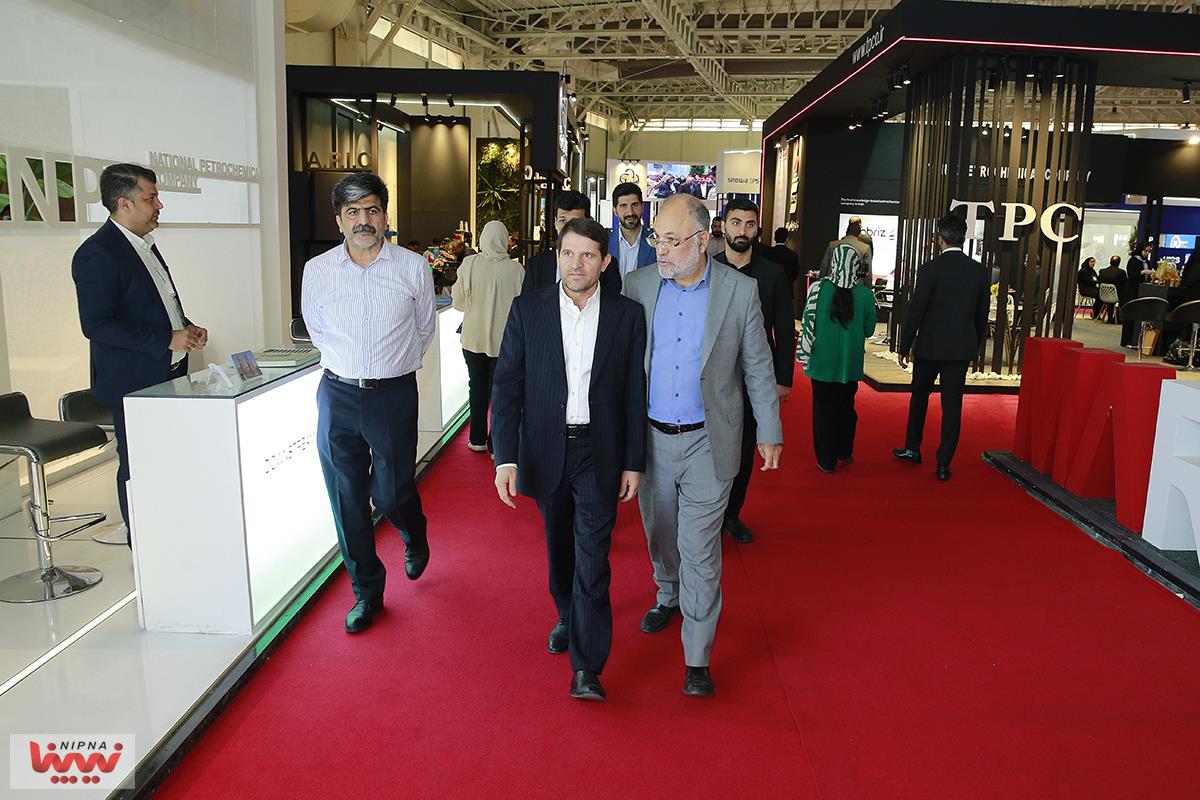 بازدید مدیرعامل شرکت ملی صنایع پتروشیمی از سالن 8 و 9 و غرفه NPC 15