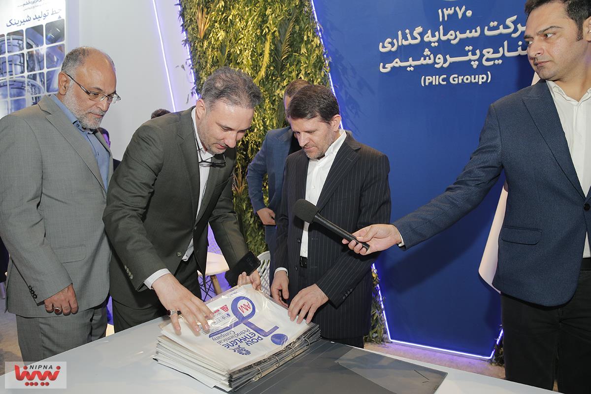 بازدید مدیرعامل شرکت ملی صنایع پتروشیمی از سالن 8 و 9 و غرفه NPC 5