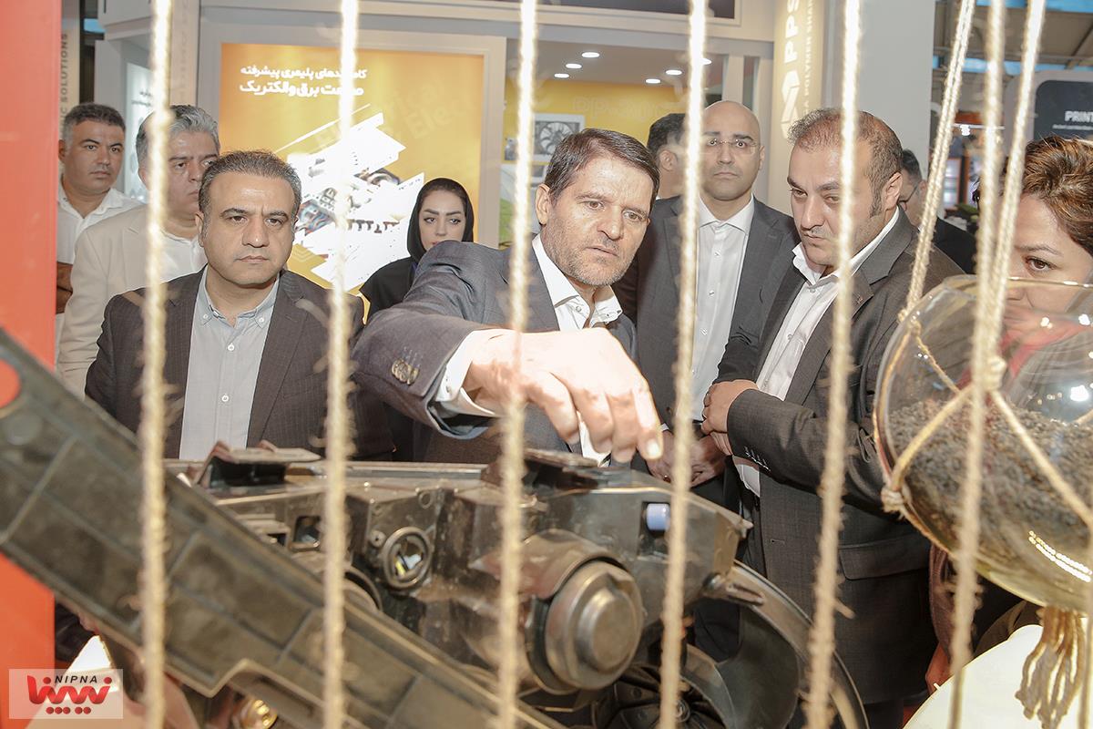 بازدید دکتر حسن عباس زاده معاون وزیر نفت و مدیرعامل شرکت ملی صنایع پتروشیمی در روز سوم از نوزدهمین نمایشگاه بین المللی ایران پلاست (2) 8