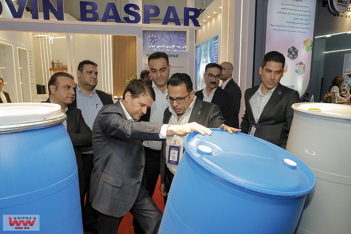 بازدید دکتر حسن عباس زاده معاون وزیر نفت و مدیرعامل شرکت ملی صنایع پتروشیمی در روز سوم از نوزدهمین نمایشگاه بین المللی ایران پلاست (2) 7