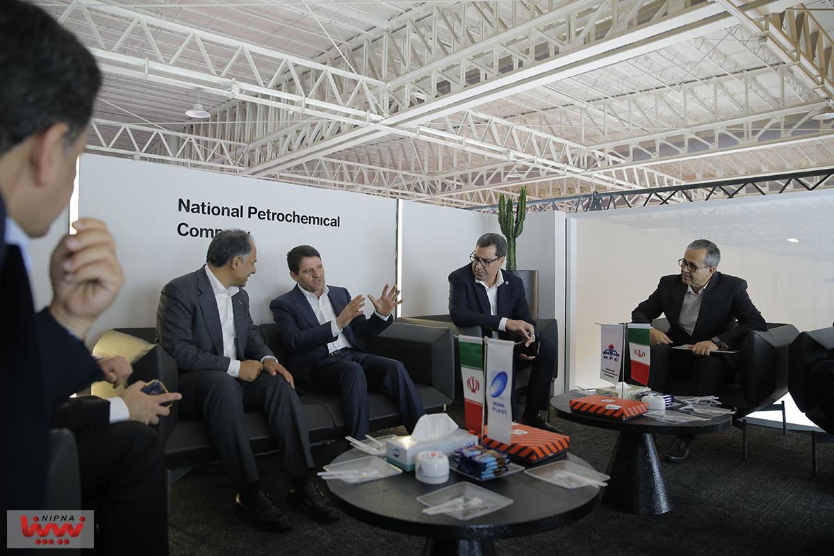 بازدید معاون وزیر نفت و مدیرعامل شرکت ملی صنایع پتروشیمی از سالن 8 و 9 و غرفه NPC 44