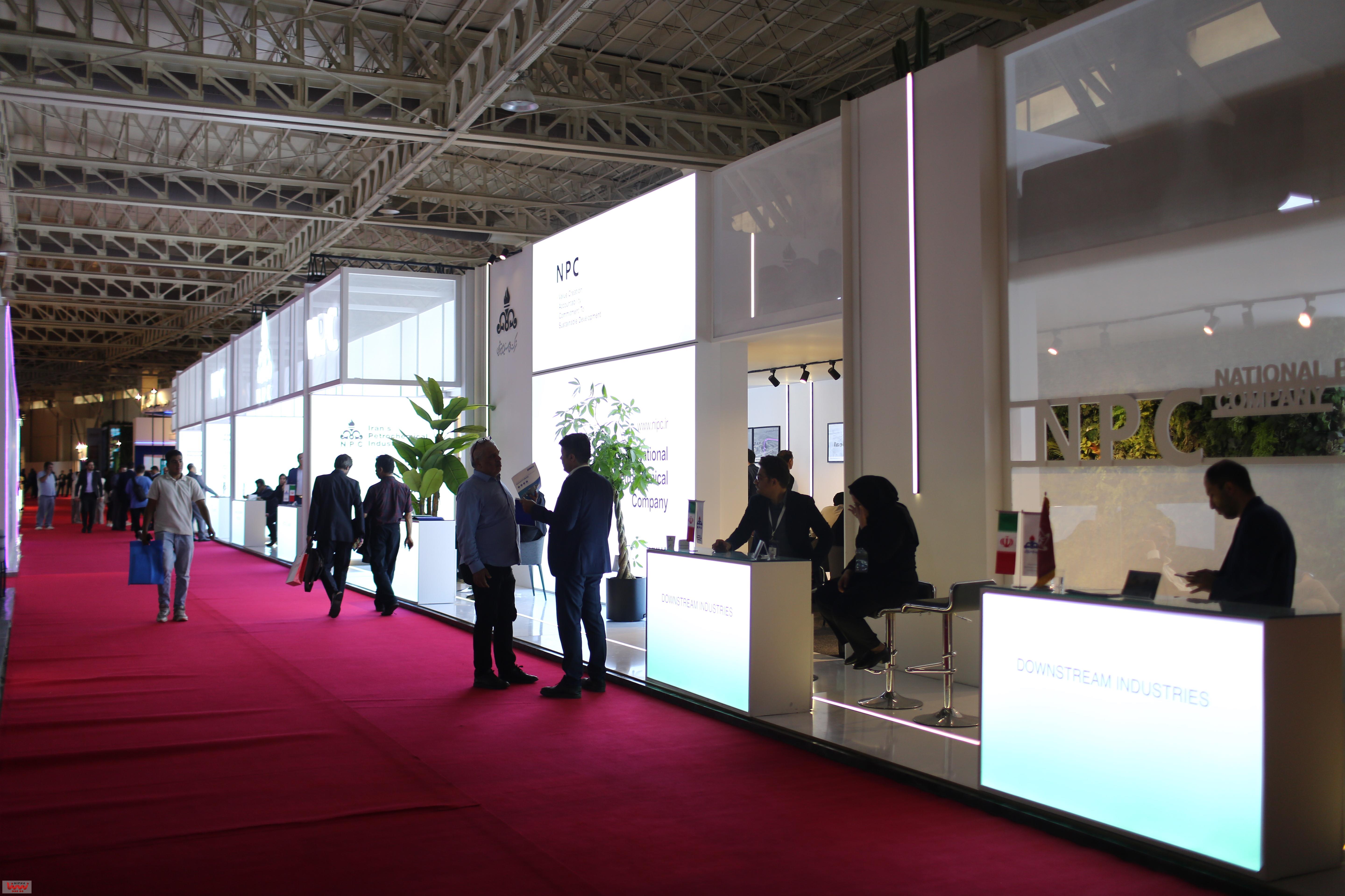 بازدید معاون وزیر نفت و مدیرعامل شرکت ملی صنایع پتروشیمی از سالن 8 و 9 و غرفه NPC 40