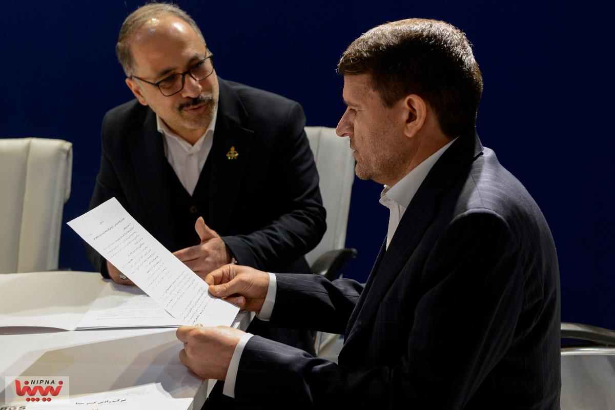 بازدید معاون وزیر نفت و مدیرعامل شرکت ملی صنایع پتروشیمی از نمایشگاه چرخه انرژی 18