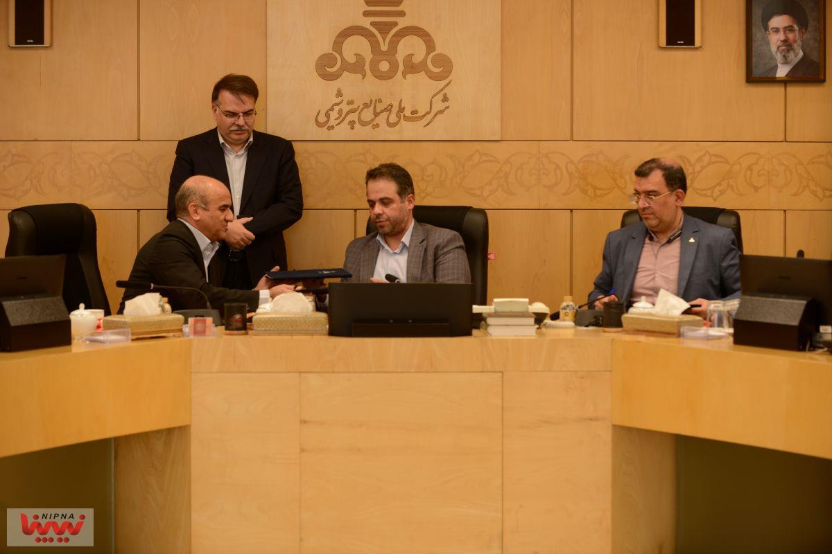 تفاهم‌نامه سه‌جانبه استقرار نظام حکمرانی داده‌ مبنا در شرکت ملی صنایع پتروشیمی امضا شد 25